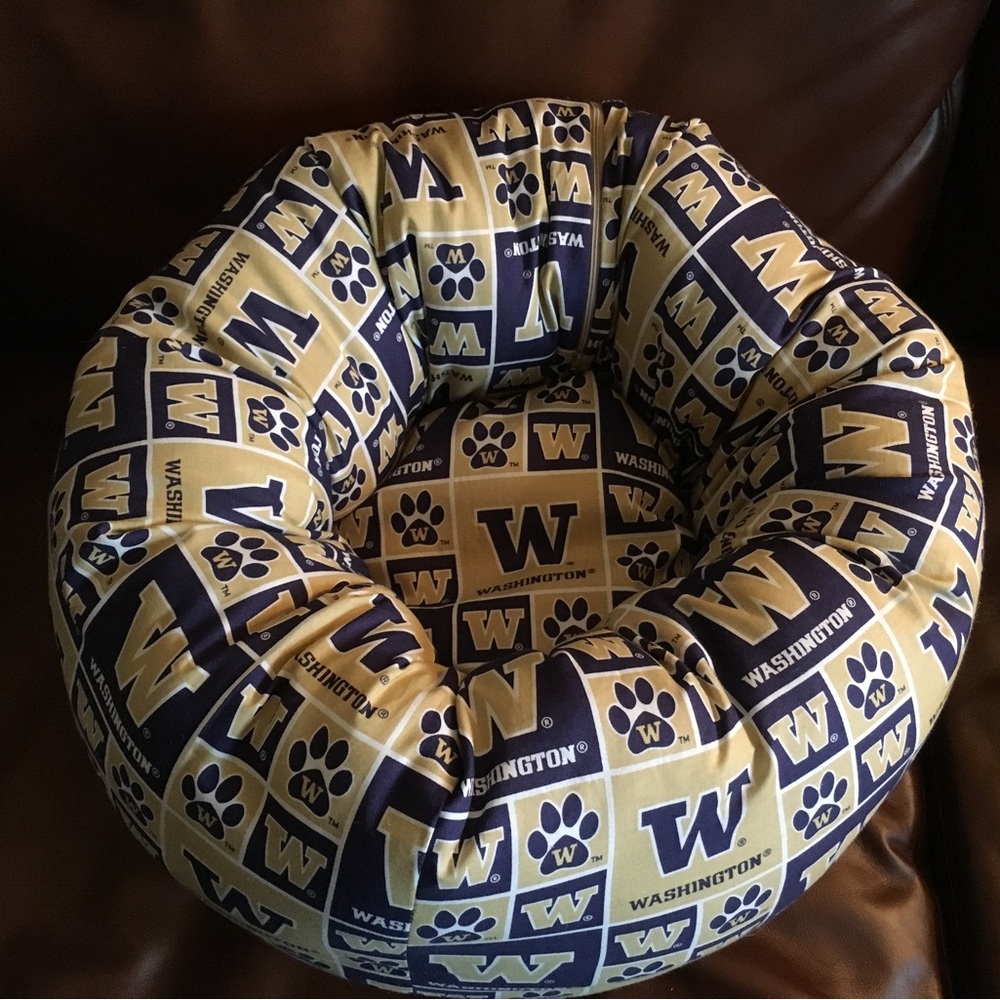 University of Washington Huskies Cat Bed